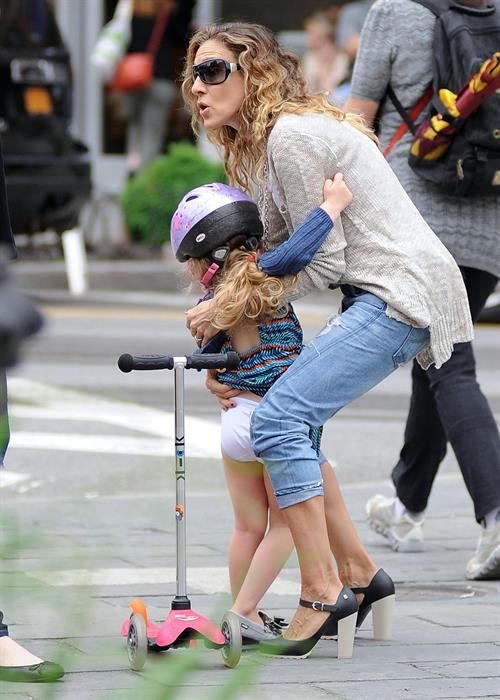 Sarah Jessica Parker Takes her children to school in New York City (May 23, 2013) 