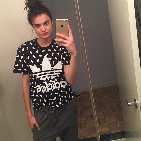 Blanca Padilla taking a selfie