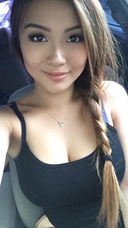 Vicki Li taking a selfie