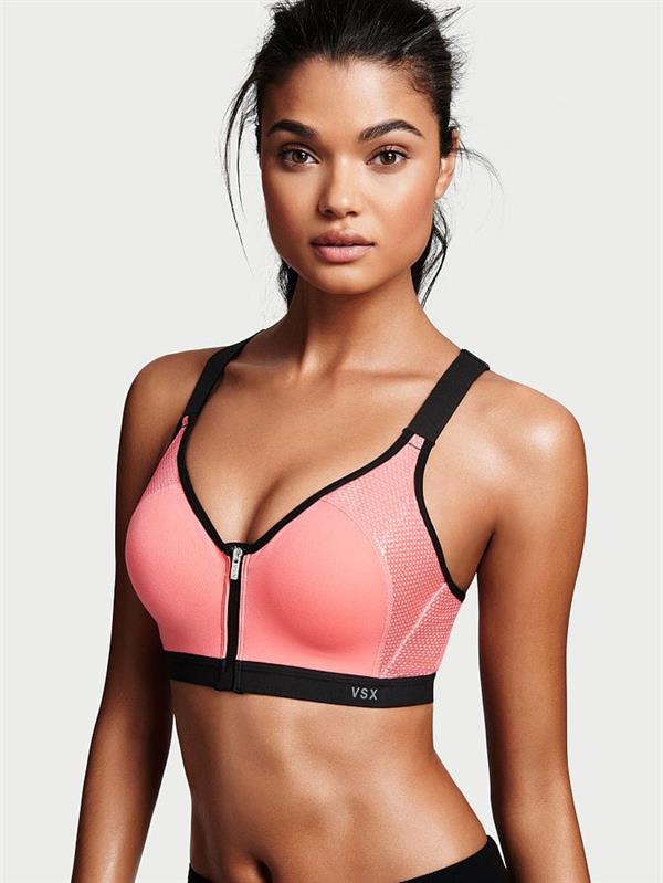 Daniela Braga in lingerie