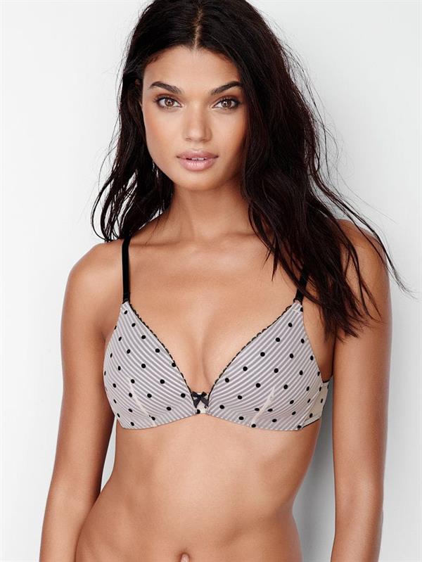 Daniela Braga in lingerie