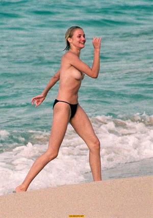 Cameron Diaz Topless @ the Beach
