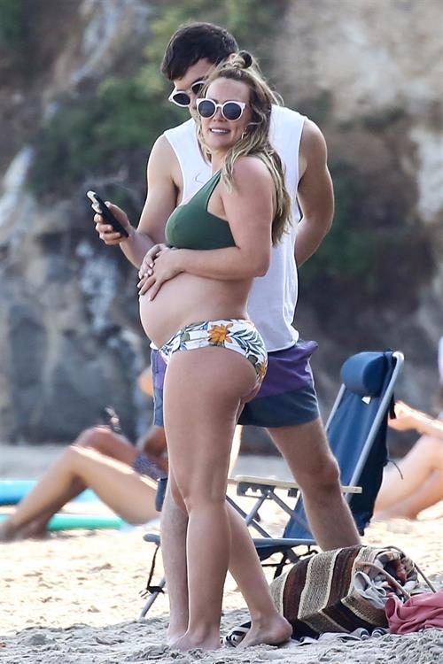Hilary Duff Bikini Pictures Hilary Duff pregnant in a bikini
