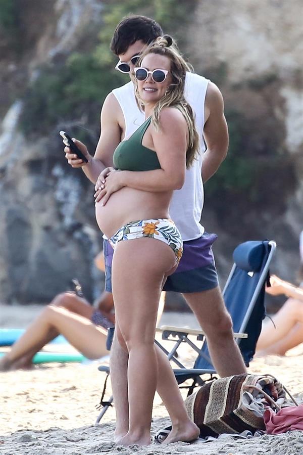 Hilary Duff pregnant in a bikini