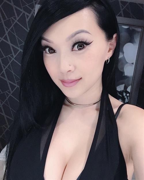 Linda Le taking a selfie