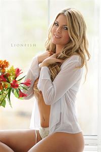 Abby Parece in lingerie