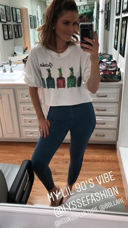 Maria Menounos taking a selfie