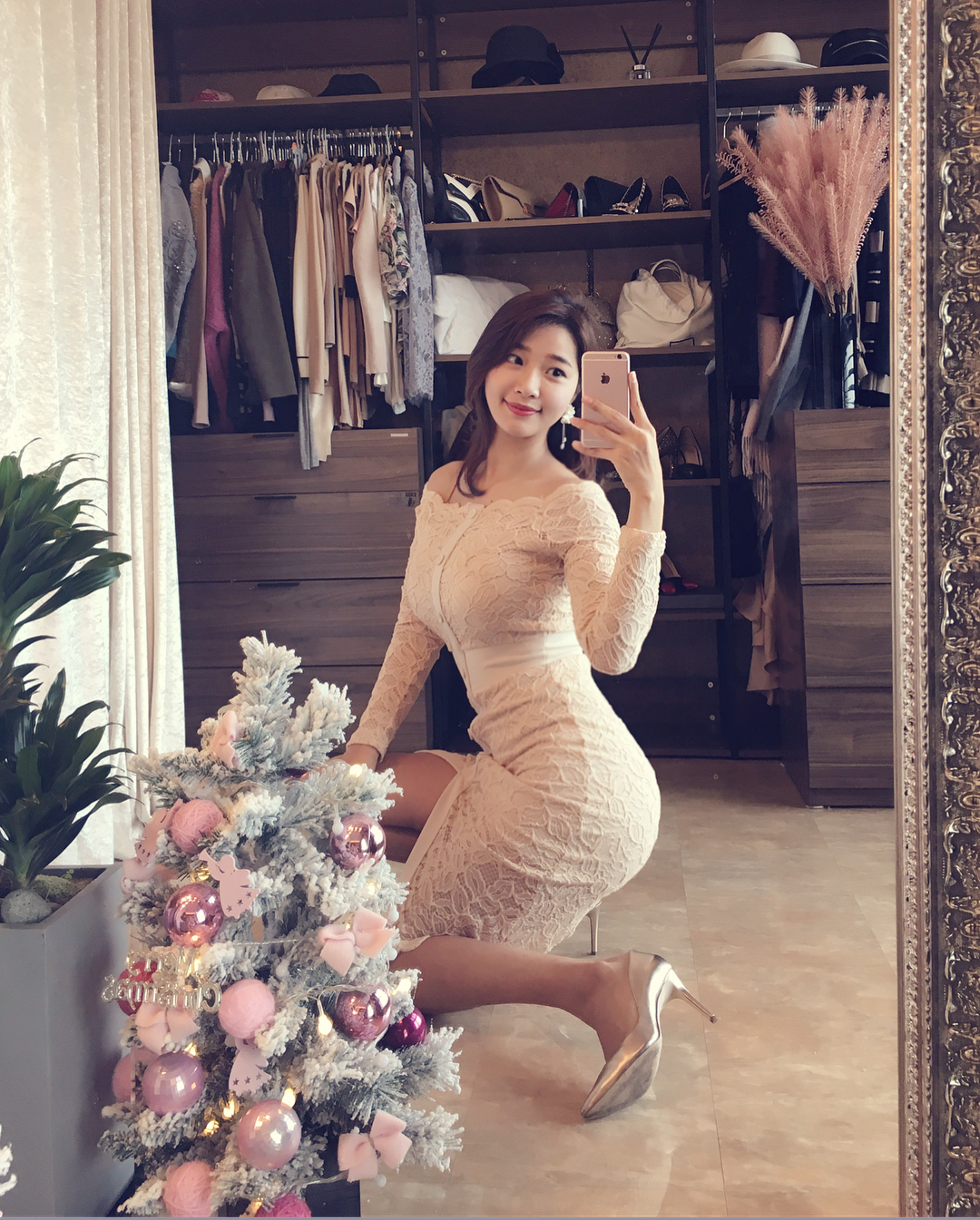 ohttomom taking a selfie