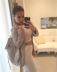 Yasmine Alice taking a selfie