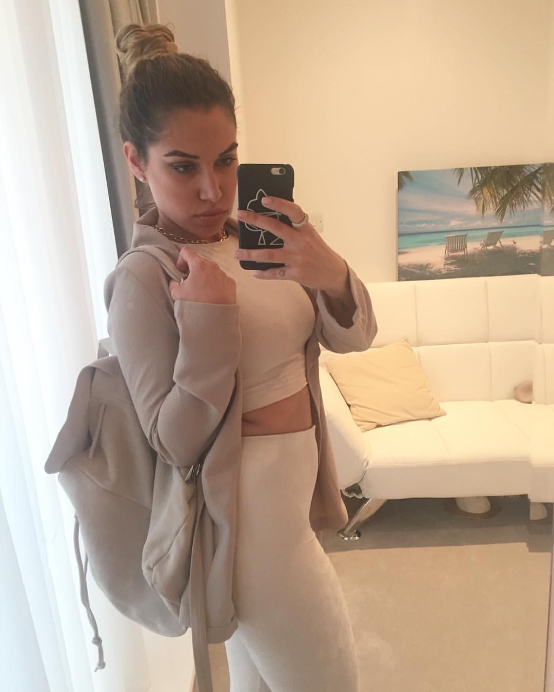 Yasmine Alice taking a selfie