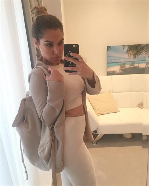 Yasmine Alice taking a selfie