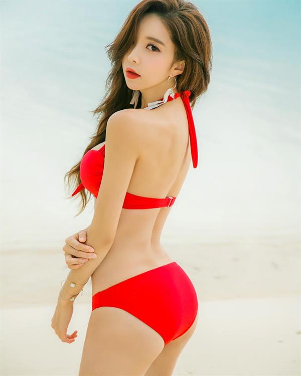 Park Soo Yeon in a bikini - ass