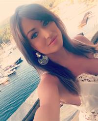 Elsa Esnoult taking a selfie