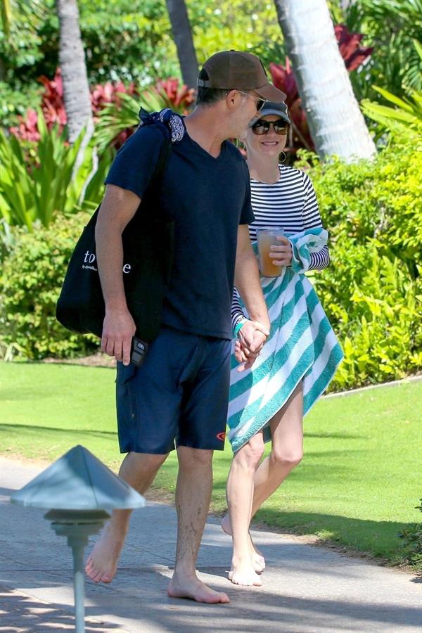 Anna Faris on the beach in Hawaii on 11/24/2018