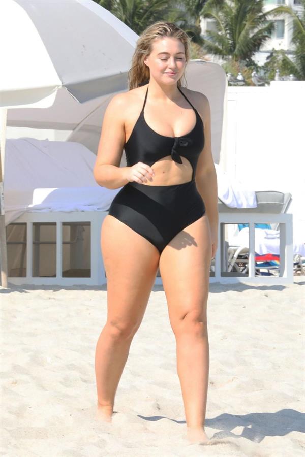 Iskra Lawrence in a swimsuit on Miami beach doing a photoshoot for Aerie on 11/26/2018