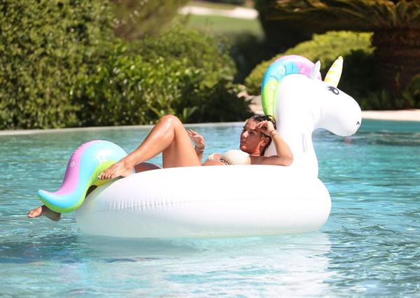 Rebekah Vardy in a bikini in the pool in Portugal on 08/29/2018