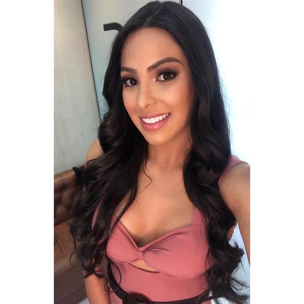 Mayra Días taking a selfie