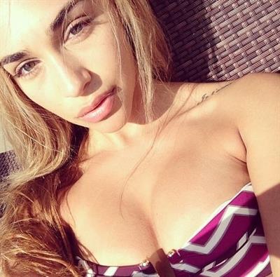 Chantel Jeffries taking a selfie
