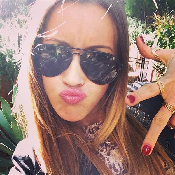 Katie Cassidy taking a selfie