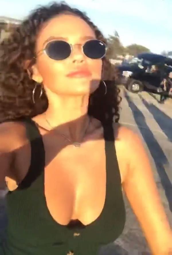 Madison Pettis taking a selfie