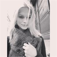 Nadine Leopold taking a selfie