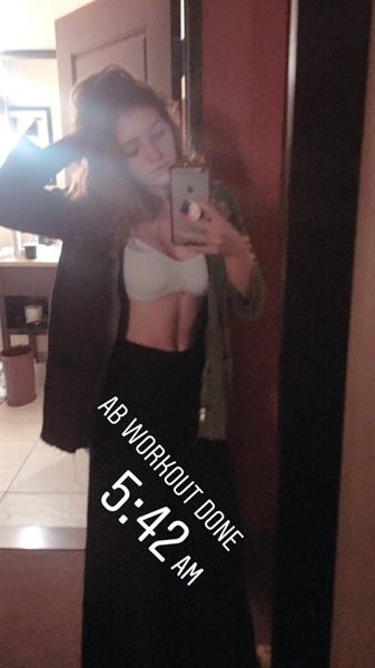 Willow Shields taking a selfie