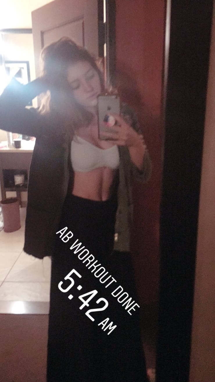 Willow Shields taking a selfie