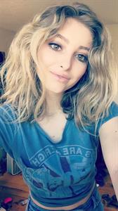 Willow Shields taking a selfie