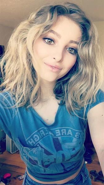 Willow Shields taking a selfie