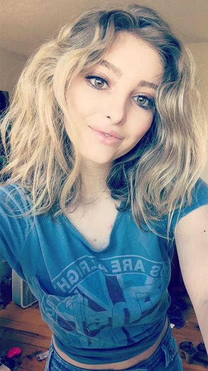 Willow Shields taking a selfie