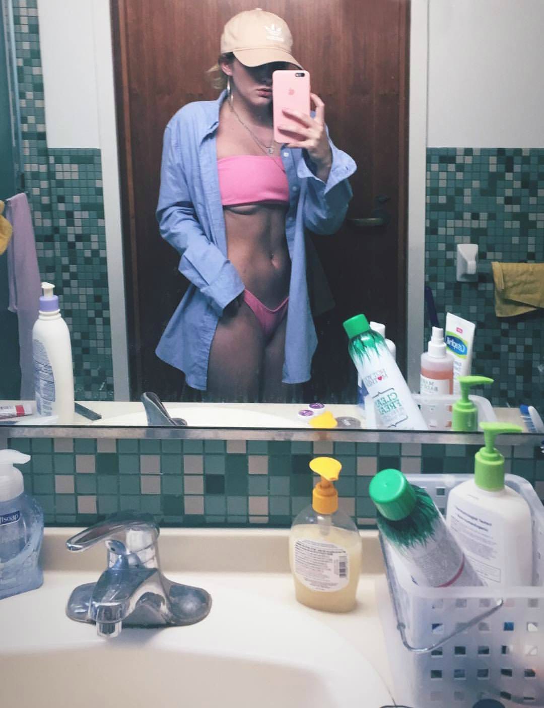 Willow Shields taking a selfie