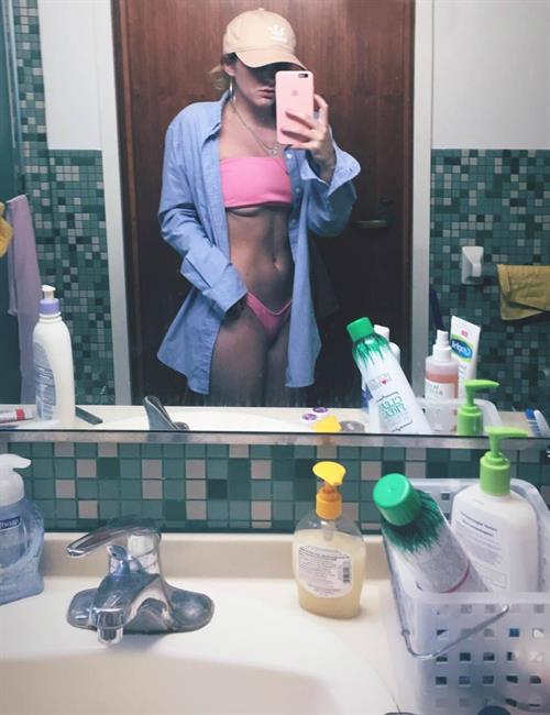 Willow Shields taking a selfie