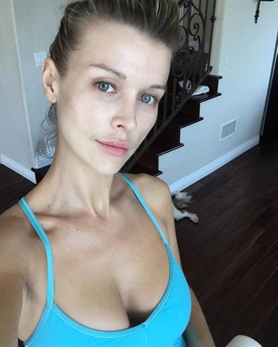 Joanna Krupa taking a selfie