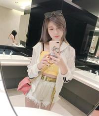 vivian19941008 taking a selfie