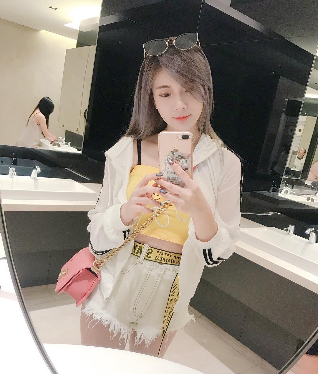 vivian19941008 taking a selfie