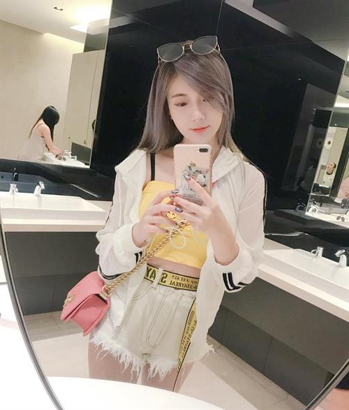 vivian19941008 taking a selfie