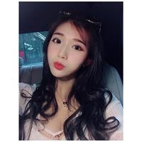 vivian19941008 taking a selfie