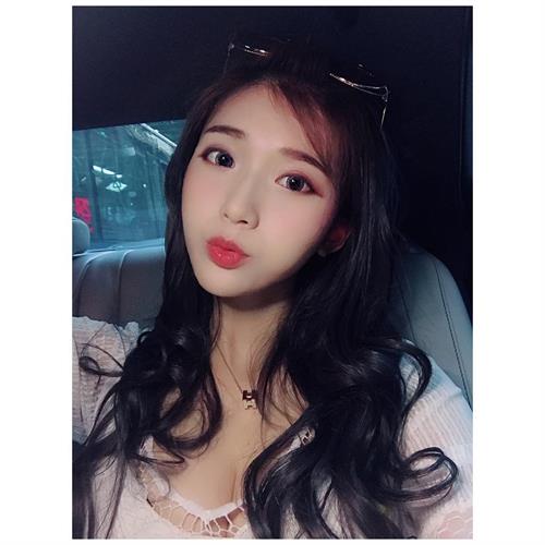 vivian19941008 taking a selfie