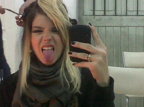 María Eugenia Suárez taking a selfie