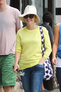 Reese Witherspoon - Out and about in Malibu (05.07.2013)  