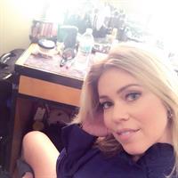 Lauren Sivan taking a selfie