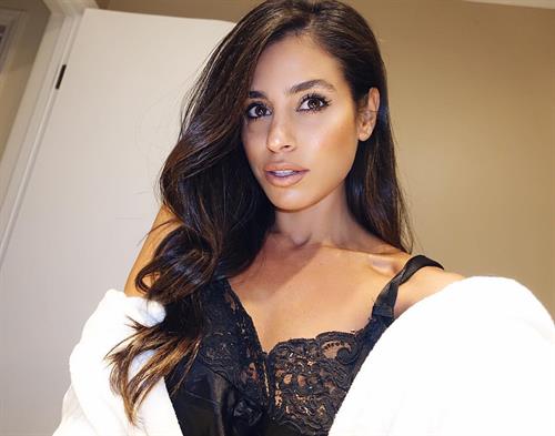 Nicole Isaacs taking a selfie