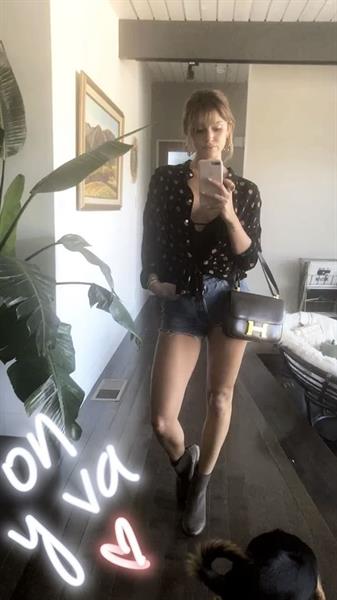 Jehane Paris taking a selfie