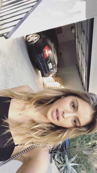 Jehane Paris taking a selfie