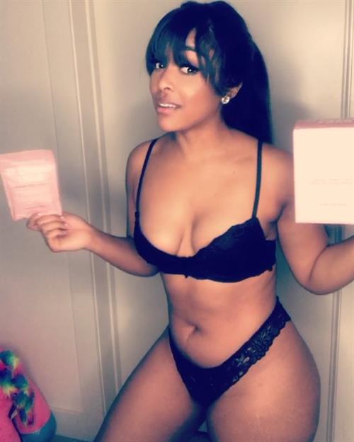 Tiara Yvonne in lingerie