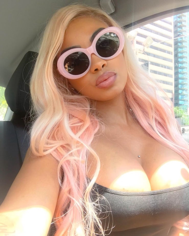 Ana Montana taking a selfie