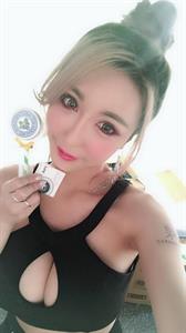 Fang Qi Yuan taking a selfie