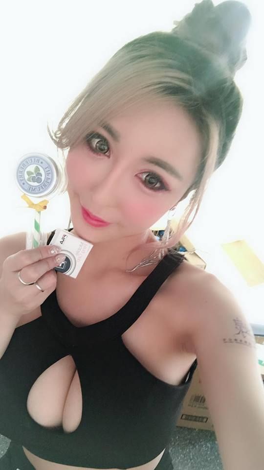 Fang Qi Yuan taking a selfie