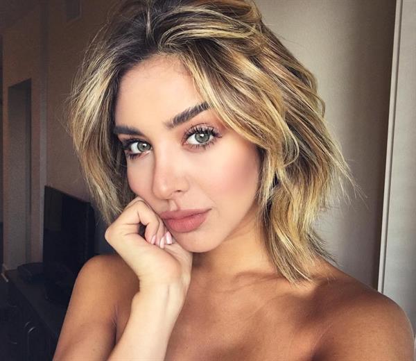 Nadia Mejia taking a selfie