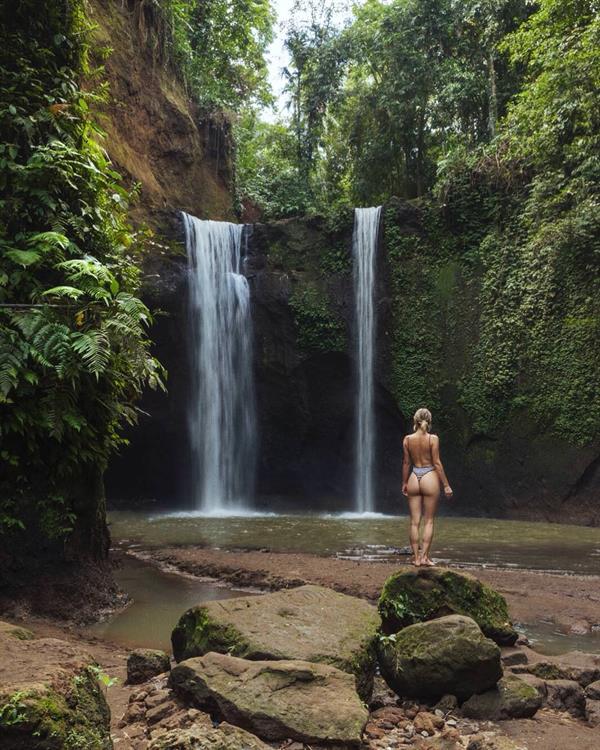 Sara Jean Underwood in a bikini - ass